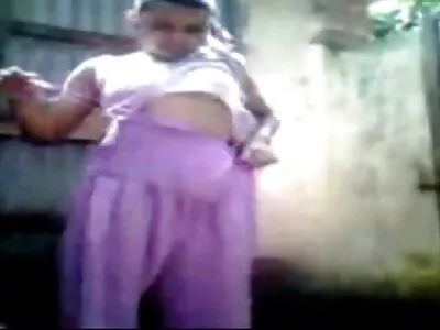 ക്യൂട്ടി ഒരു വലിയ ഡിൽഡോ ഓടിക്കുന്നു