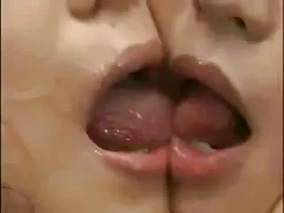 അവളുടെ മുൾപടർപ്പു ആഴത്തിൽ കുലുക്കുന്നു