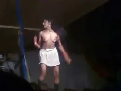 ഒരു കുഞ്ഞ് കുതിക്കുന്നു