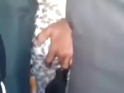 അവളുടെ നിതംബം സ്ക്രൂയിംഗിന് തയ്യാറാണ്