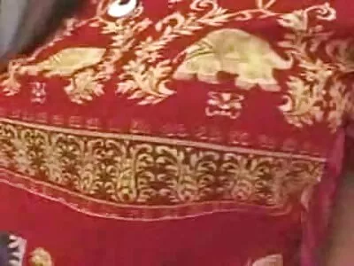 സ്ലട്ട് വികാരാധീനനായി ഡിക്കിനെ ഭോഗിക്കുകയും കുടിക്കുകയും ചെയ്യുന്നു