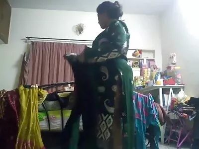 പുസിയിലും ഗുദ ലൈംഗികതയിലും കൈ വയ്ക്കുക