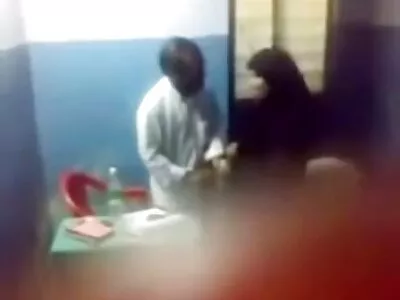അവളുടെ രോമാവൃതമായ പൂറ്റിൽ തൊട്ടു