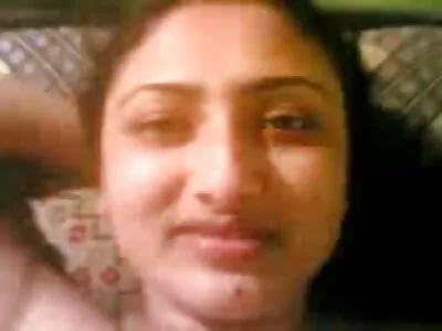അവളുടെ ഇറുകിയ നനഞ്ഞ കുണ്ണയെ നക്കി
