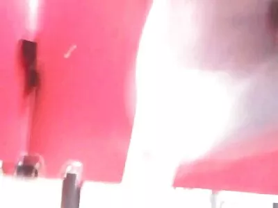 കാമുകി ബാത്ത്‌റൂമിൽ വെച്ച് മുലകുടിക്കുകയും അവളുടെ മുഖത്ത് മയങ്ങുകയും ചെയ്യുന്നു