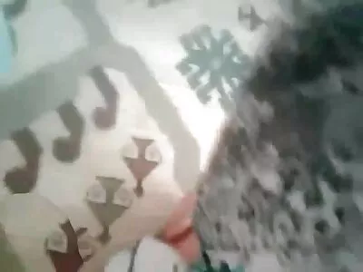 ഒരു ചേട്ടൻ അവന്റെ പന്തുകൾ നക്കുന്നു