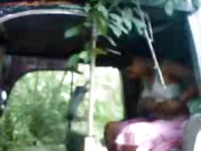 ഒരു സുന്ദരിയെ പിന്നിൽ നിന്ന് ഭോഗിക്കുന്നു