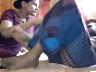 നക്ഷത്രങ്ങൾക്കും വരകൾക്കും കീഴെ ഇടിക്കുന്നു